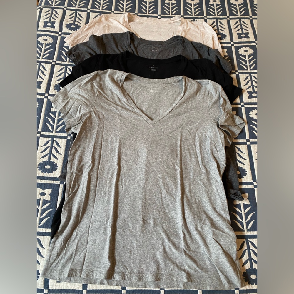 Lot of 4 Everlane Women's Organic Cotton V-Neck T-Shirts, Size XL - Picture 2 of 8